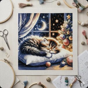 Puede incluir: Un punto de cruz de un gato durmiendo sobre una almohada frente a una ventana con un árbol de Navidad. El gato es marrón y blanco, y la ventana muestra un cielo nocturno con una luna creciente y estrellas. El árbol está adornado con adornos y estrellas.