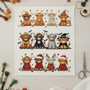 Op de afbeelding: Een kruissteekpatroon met Highland-koeien in Halloween- en kerstkostuums. De koeien zijn verkleed als pompoen, vampier, mummie, heks, kerstman en rendier. Het patroon bevat herfstbladeren, vleermuizen en zuurstokken.