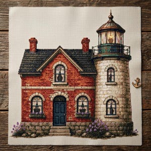 以下が含まれることがあります： クリーム色の布に施されたクロスステッチ刺繍で、暗い屋根の赤レンガの家と隣接する石造りの灯台が描かれています。灯台には光るランプ室があり、側面には小さな木製の錨のチャームが付いています。