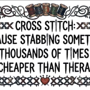 以下が含まれることがあります： 「CROSS STITCH: BECAUSE STABBING SOMETHING THOUSANDS OF TIMES IS CHEAPER THAN THERAPY」のテキストが入った装飾看板。ハサミ、針、糸巻き、ハートのアクセントが特徴です。