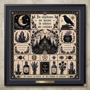Op de afbeelding: Een ingelijste sampler-print met een raster van mystieke illustraties, waaronder een maansikkel, een raaf op boeken, een huis, een ketel, een kaars, toverdrankflesjes, een boek der schaduwen en kristallen met de tekst In shadows we weave in silence we conjure.