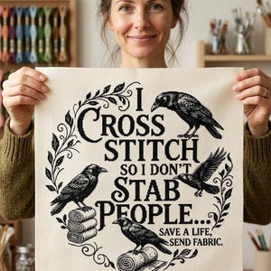 Puede incluir: Un juego de tres tazas de cerámica con un acabado moteado y mate. Las tazas son de color crema, gris claro y gris oscuro. Cada taza tiene un diseño simple y minimalista.