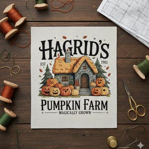 Puede incluir: Diseño de punto de cruz que presenta una casa con tejado de paja y calabazas. El texto dice "Hagrid's Pumpkin Farm" con el año "1981" y la frase "Magically Grown".