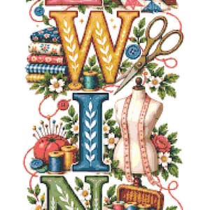 Puede incluir: Un patrón de punto de cruz vertical que deletrea SEWING con letras grandes y coloridas decoradas con motivos florales. El diseño incluye una máquina de coser, tijeras, un maniquí, carretes de hilo, botones, telas y un alfiletero.