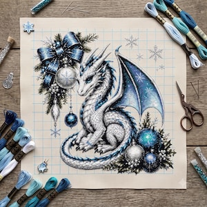 Può includere: Un motivo a punto croce su tessuto a griglia raffigurante un drago bianco con accenti blu, circondato da ornamenti natalizi blu e argento, rami di pino e fiocchi di neve. Il design include fili da ricamo in varie tonalità di blu e bianco.