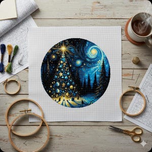 Op de afbeelding: Een kruissteekproject met een cirkelvormig ontwerp van een kerstboom in een sterrennachtscène. De boom is versierd met blauwe en gouden ornamenten. De afbeelding staat op witte stof, omringd door borduurringen, draad en een schaar.