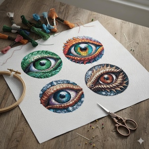 Può includere: Un progetto di punto croce dettagliato con quattro disegni circolari di occhi fantasy dai colori vivaci. Gli occhi sono verdi, blu, arancioni e marroni, con cuciture intricate. Fili da ricamo, un telaio, forbici e spilli sono sparsi.