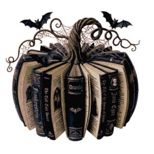Op de afbeelding: Een decoratief beeld in de vorm van een pompoen, opgebouwd uit verschillende open boeken met zwarte kaften. De ruggen zijn voorzien van titels zoals Dracula, Frankenstein en Jane Eyre. De bovenkant heeft een gedraaide steel en spinnenwebaccenten.