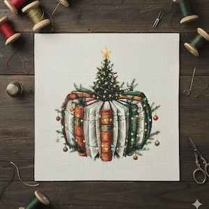 Pode incluir: Uma tela quadrada com um desenho de árvore de Natal. A árvore está em cima de uma pilha de livros, decorada com luzes e ornamentos. Materiais de costura, incluindo carretéis de linha e tesouras, circundam a tela.