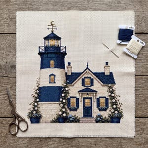 Peut inclure: Un projet de point de croix sur toile Aida crème représentant un phare bleu marine et blanc accolé à une maison, orné de fleurs blanches grimpantes. Inclut une aiguille argentée, deux bobines de fil à broder et des ciseaux en métal.