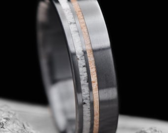 Alianza de boda de titanio negro con incrustaciones de asta de ciervo y arce ojo de pájaro / Grabado gratuito / 7 mm / Anillo de boda para hombre / Perfil plano pulido