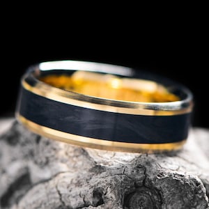 14K Solid Gold Ring with Central Forged Carbon Fiber Inlay | FREE ENGRAVING | 7mm | Men&#39;s Wedding Ring | Unique Men&#39;s Wedding Ring