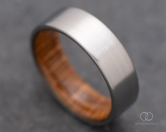 Le Titan | GRAVURE GRATUITE | Bague en titane avec douille intérieure en bois de chêne Whiskey Barrel | 7 mm | Alliance | Fait sur mesure pour vous
