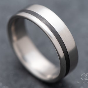 The Shift / GRABADO GRATUITO / Anillo de titanio con incrustación de fibra de carbono unidireccional / 7 mm / Anillo de bodas / Hecho a medida para ti