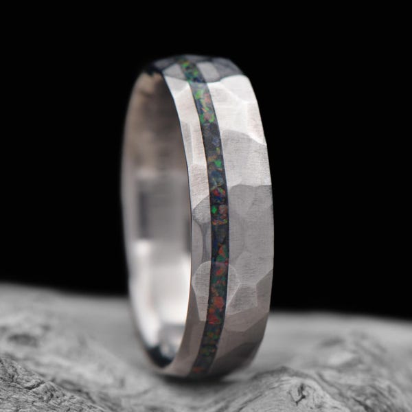Titanring mit schwarzem Feueropal Inlay | KOSTENLOSE GRAVUR | 6mm | Facettierter Herrenring | Einzigartiger benutzerdefinierter Herrenring