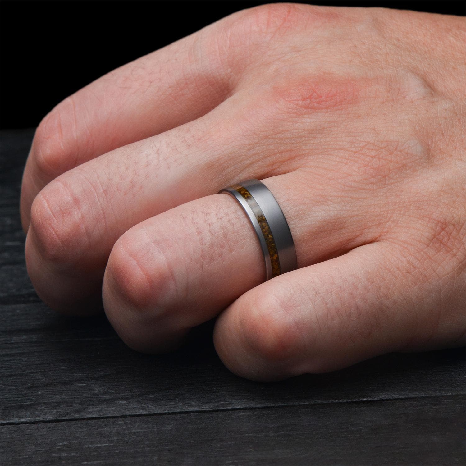 タイガーアイインレイ付きタンタル結婚指輪 | 無料彫刻 | 7 mm