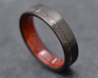 El Vértice / GRABADO GRATIS / Anillo unidireccional de fibra de carbono con incrustación de T-Rex y funda interior de madera de Amboyna / 6 mm / Anillo de boda / Personalizado