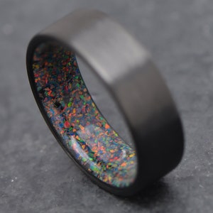Die Quantum | KOSTENLOSE GRAVUR | Unirichtungsfähiger Karbonfaserring mit schwarzer Feueropal-Innenhülse | 7mm | Ehering | Maßgeschneidert für Sie