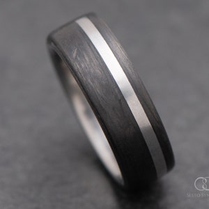 The Vertex / GRABADO GRATUITO / Anillo unidireccional de fibra de carbono con incrustación de titanio y funda interior / 7 mm / Anillo de bodas / Hecho a medida