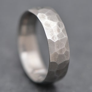 Der Titan | KOSTENLOSE GRAVUR | Titanring mit facettierter Oberfläche | 8mm | Ehering | Maßgeschneidert für Sie