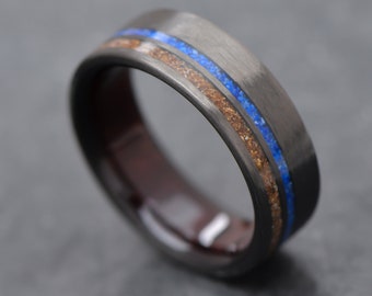 El Innovador / GRABADO GRATIS / Anillo de Fibra de Carbono con T-rex triturado y Incrustación de Lapislázuli y Manga Interior de Madera Koa / 7mm / Anillo de Boda