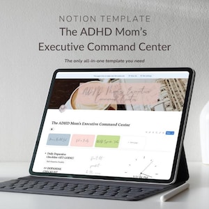 Op de afbeelding: Een digitale tablet met een Notion-sjabloon getiteld "The ADHD Mom's Executive Command Center". Het scherm toont een checklist en andere organisatietools. De tablet staat op een toetsenbordhoes met een stylus.