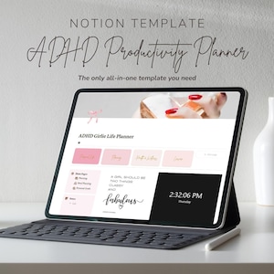 Puede incluir: Una pantalla de computadora port&aacute;til que muestra una plantilla de Notion para un planificador de vida ADHD Girlie. La plantilla incluye secciones para la planificaci&oacute;n, el dinero y el cuidado personal. El texto en la pantalla dice "Una chica debe ser dos cosas: elegante y fabulosa".