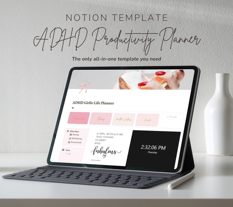 Puede incluir: Una pantalla de computadora port&aacute;til que muestra una plantilla de Notion para un planificador de vida ADHD Girlie. La plantilla incluye secciones para la planificaci&oacute;n, el dinero y el cuidado personal. El texto en la pantalla dice "Una chica debe ser dos cosas: elegante y fabulosa".