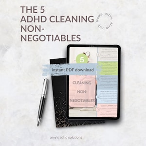 Peut inclure: Une tablette numérique affiche un guide intitulé "Les 5 incontournables du nettoyage TDAH". L'image comprend un stylo, une carte noire et une superposition rose et bleue qui se lit "téléchargement instantané PDF". Le guide est pour les mamans atteintes de TDAH.