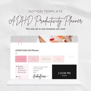 Puede incluir: Una pantalla de computadora port&aacute;til que muestra una plantilla de Notion para un planificador de productividad TDAH. La plantilla es rosa y blanca con el texto "ADHD Girlie Life Planner" y "Una chica debe ser dos cosas: elegante y fabulosa". La hora es 2:32:06 PM del jueves.