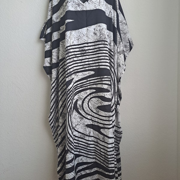 Free Flowing Unique Print Mumu Dress – Medium/Large/XL/2XL - Black/White)