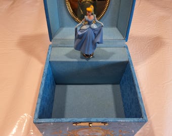 Disney Cruise Line Princess Jewelry/Music Box With Spinning Cinderella Figurine