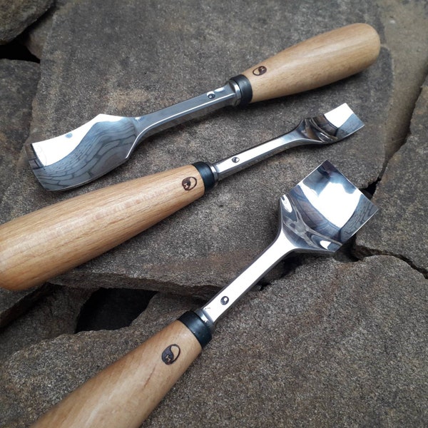 Gubia curva forjada. Herramientas para tallar madera. Cincel forjado.