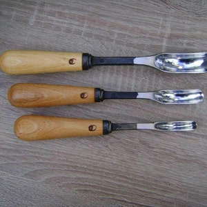 以下が含まれることがあります： 木製のハンドルと金属製の刃を持つスプーン彫刻ツール3本。ツールは、小さい順に1、2、3と番号が付けられています。