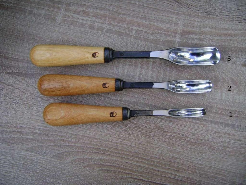以下が含まれることがあります： 木製のハンドルと金属製の刃を持つスプーン彫刻ツール3本。ツールは、小さい順に1、2、3と番号が付けられています。