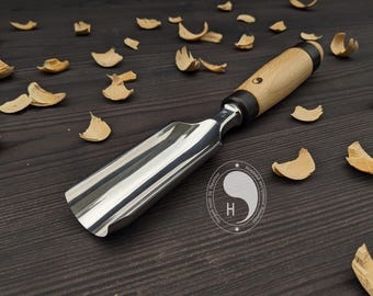Gubia forjada a mano. Herramienta para tallar madera. Cincel de carpintería.