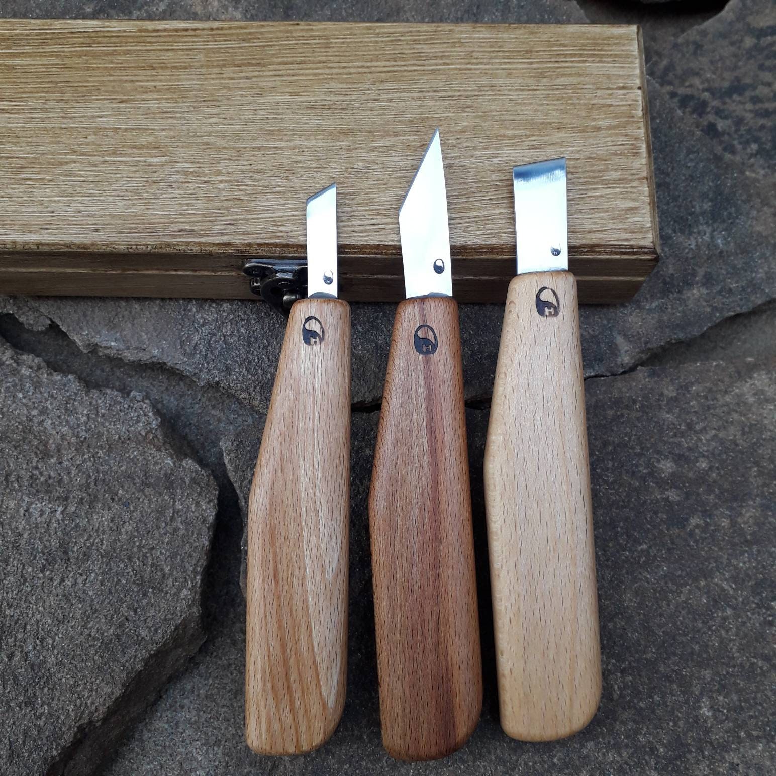 手鍛造木彫り彫刻刀セット：幾何学模様のナイフ、ブナ材ハンドル