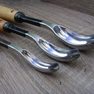 以下が含まれることがあります： 木製のハンドルと金属製の刃を持つ木彫りの道具が3つあります。刃は湾曲していて、スプーンのような形をしています。道具は1、2、3と番号が付けられています。