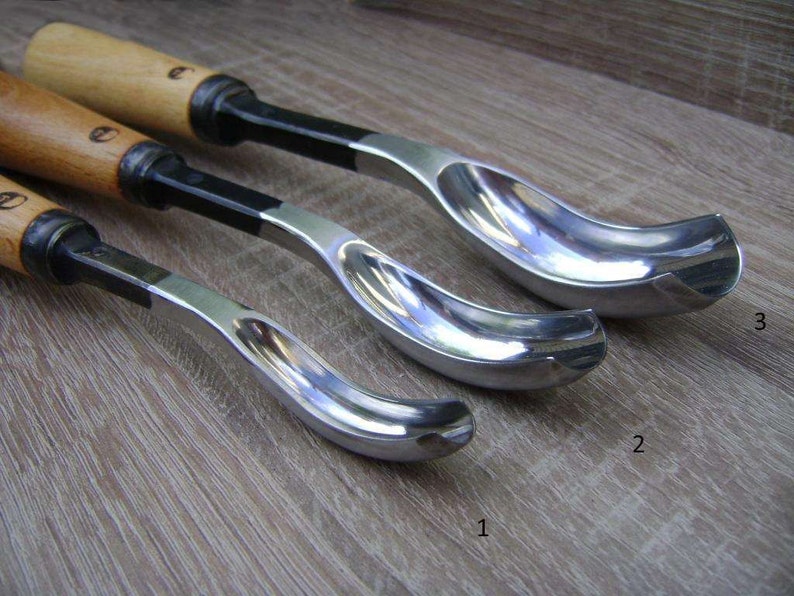 以下が含まれることがあります： 木製のハンドルと金属製の刃を持つ木彫りの道具が3つあります。刃は湾曲していて、スプーンのような形をしています。道具は1、2、3と番号が付けられています。