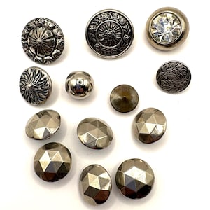 Vintage zilverkleurige metalen knopen. Met patroon, facetten, strass-steentjes en een steeltje.
