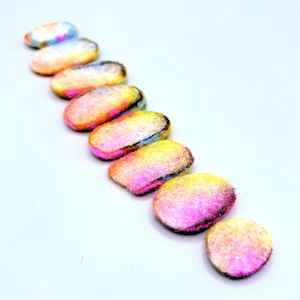 Wielokolorowe abstrakcyjne kształty z wełny do prac artystycznych i rzemieślniczych