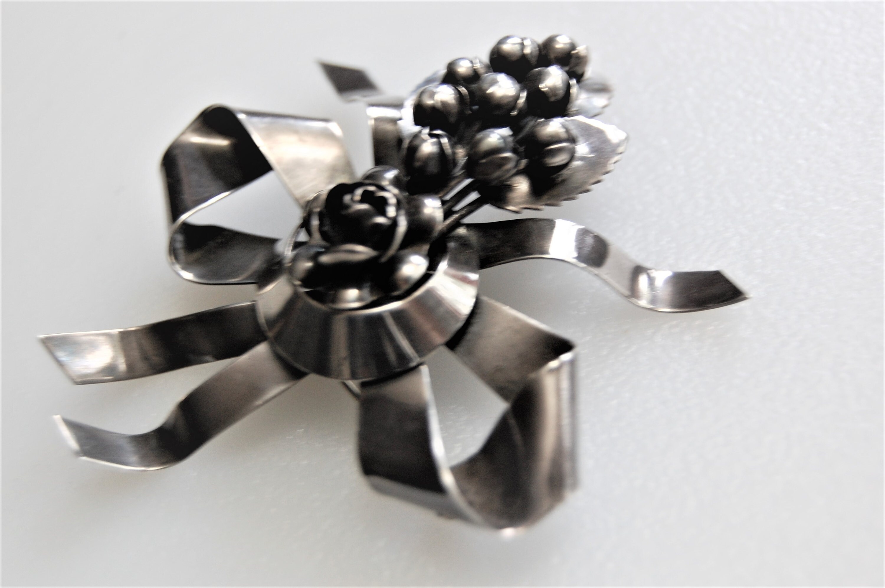 Hobe brooch shop