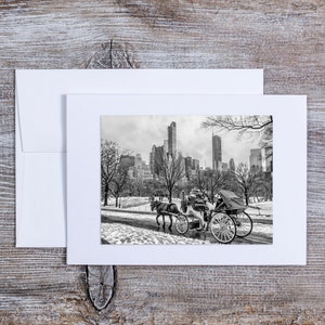 New York City Holiday Card, Central Park, Hansom Cab, Horse and Carriage, Skyline della città, Bianco e nero, Fotografia invernale, Biglietto d'auguri