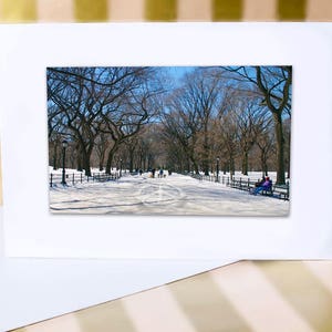 Carte de vacances New York City Promenade de Central Park, signe de paix, scène de la neige, photographie d’hiver, Manhattan, carte de voeux, carte de vacances