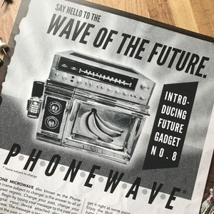 Pode incluir: Anúncio impresso em preto e branco para um dispositivo "Phone Wave", apresentando um design de forno de micro-ondas retro-futurista com bananas no interior. O texto inclui "Say Hello to the Wave of the Future" e "Introducing Future Gadget No. 8."