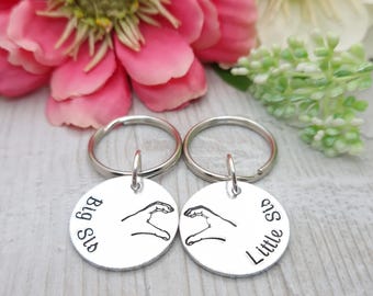Llaveros para hermana mayor y hermana menor, regalos de cumpleaños para hermanas, llavero con forma de corazón y mano, juego de llaveros a juego para hermanas.