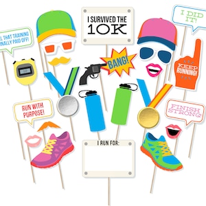Könnte beinhalten: Ein Set mit 12 bunten Fotobooth-Requisiten für einen 10-km-Lauf. Die Requisiten beinhalten eine Läufermedaille, eine Wasserflasche, eine Sonnenbrille, einen Schnurrbart, ein Lippenpaar, einen Laufschuh, eine Sprechblase mit der Aufschrift "Ich habe den 10K überlebt", eine Sprechblase mit der Aufschrift "Laufe mit einem Ziel", eine Sprechblase mit der Aufschrift "Finish strong", eine Sprechblase mit der Aufschrift "Keep running", eine Sprechblase mit der Aufschrift "Ich habe es geschafft", und eine Sprechblase mit der Aufschrift "All that training finally paid off!"