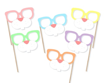 Könnte beinhalten: Satz mit sechs bunten Fotobooth-Requisiten zum Thema Kaninchen. Jedes Accessoire besteht aus einer Brille und einer Kaninchennase mit Schnurrhaaren. Die Requisiten sind aus Pappe und an Stöcken befestigt.