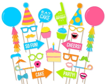Könnte beinhalten: Ein Set bunter Fotobooth-Requisiten für eine Geburtstagsparty. Die Requisiten beinhalten einen Kuchen, Cupcakes, einen Hut, Brillen, einen Schnurrbart, eine Fliege, eine Pfeife, Lippen und Schilder mit den Aufschriften "Eat Cake", "Happy Birthday", "So Fun", "Cheers", "Cake" und "Party".