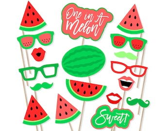 Könnte beinhalten: Fotobooth-Requisiten zum Thema Wassermelone mit Sätzen wie "One in a Melon" und "Sweet!" Die Requisiten beinhalten Wassermelonenstücke, Sonnenbrillen, Schnurrbärte, Lippen und Brillen.